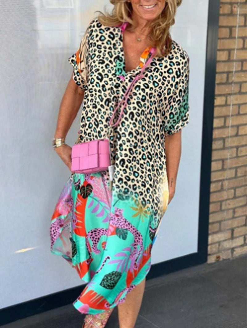 Dame med vid beskåret V-hals Midikjole med leopard- og tropemønster Skovae