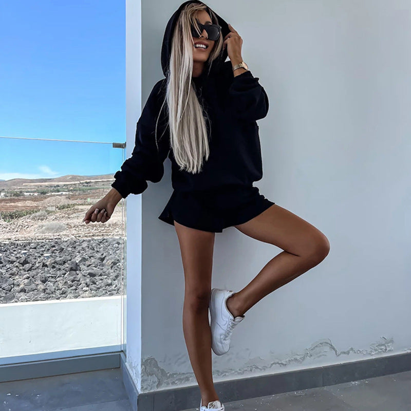 Kvinders casual hættetrøje og korte shorts i minimalistisk design Skovae