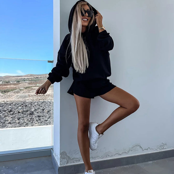 Kvinders casual hættetrøje og korte shorts i minimalistisk design Skovae