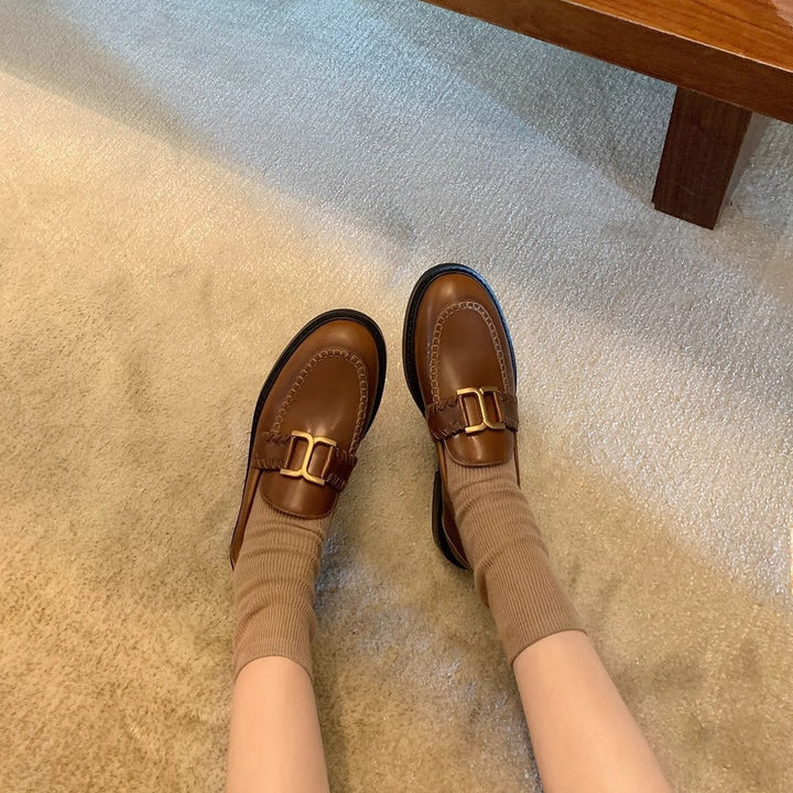 Elegante dames læder slippers med dekorative spænder Stilla