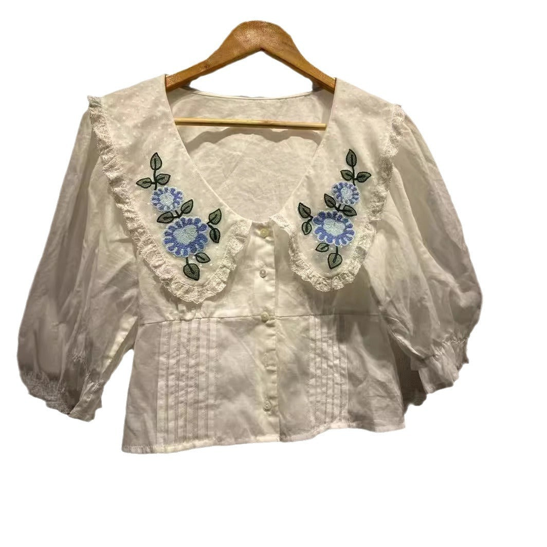 Damebluse med detaljeret blomsterkravebehandling og slidsede ærmer Stilla