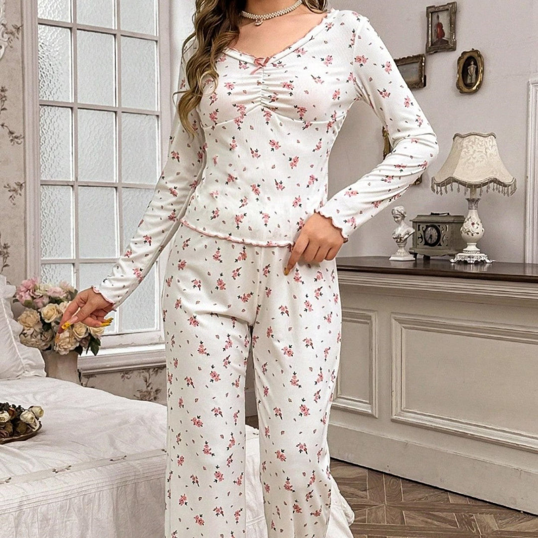 Dame pyjamasæt med romantisk blomstermønster og charmerende spidskanter Stilla