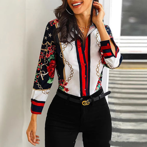 Damebluse med blomsterprint og elegante kædeaccentuer Stilla