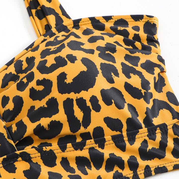 Dame triangel-bikini med moderigtigt leopardmønster og gennemtænkte stropdetaljer Skovae