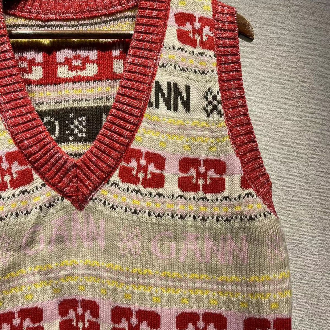 Dame strikvest i moderne norsk design med V-udskæring og farverige mønstre Stilla