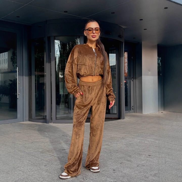 Kvindernes sporty loungewear jakke med lynlås og trendy bredskårne bukser Skovae