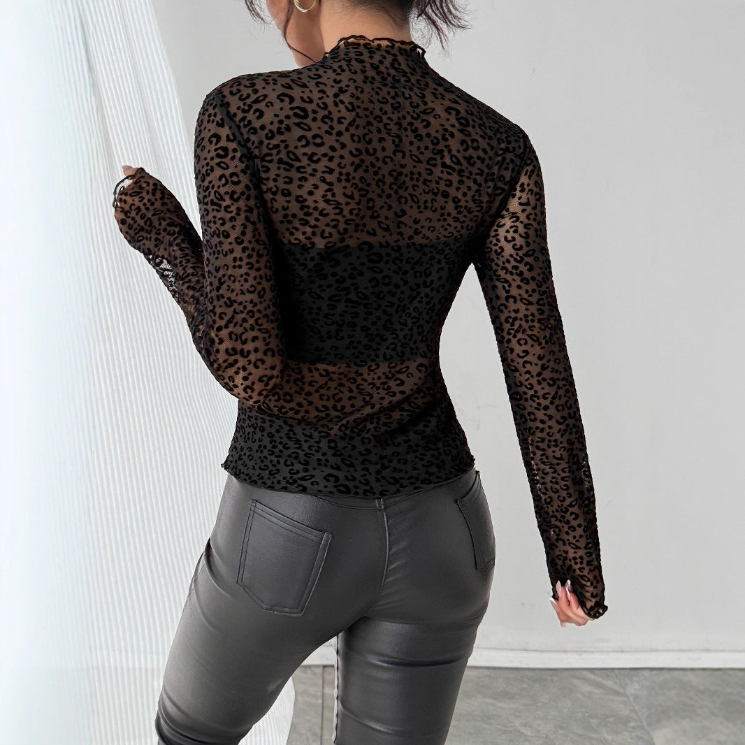 Dame med en tætsiddende transparent net-top med hævet fløjlspræget leopardprint og høj hals Skovae
