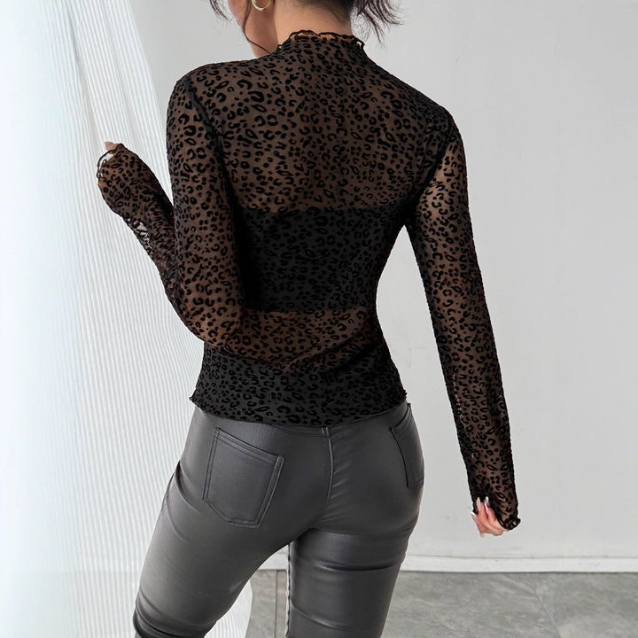 Dame med en tætsiddende transparent net-top med hævet fløjlspræget leopardprint og høj hals Skovae