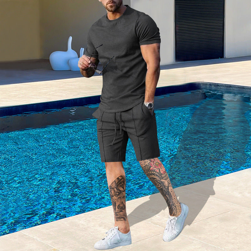 Herrer afslappet sommeroutfit bestående af overdel og shorts Stilla