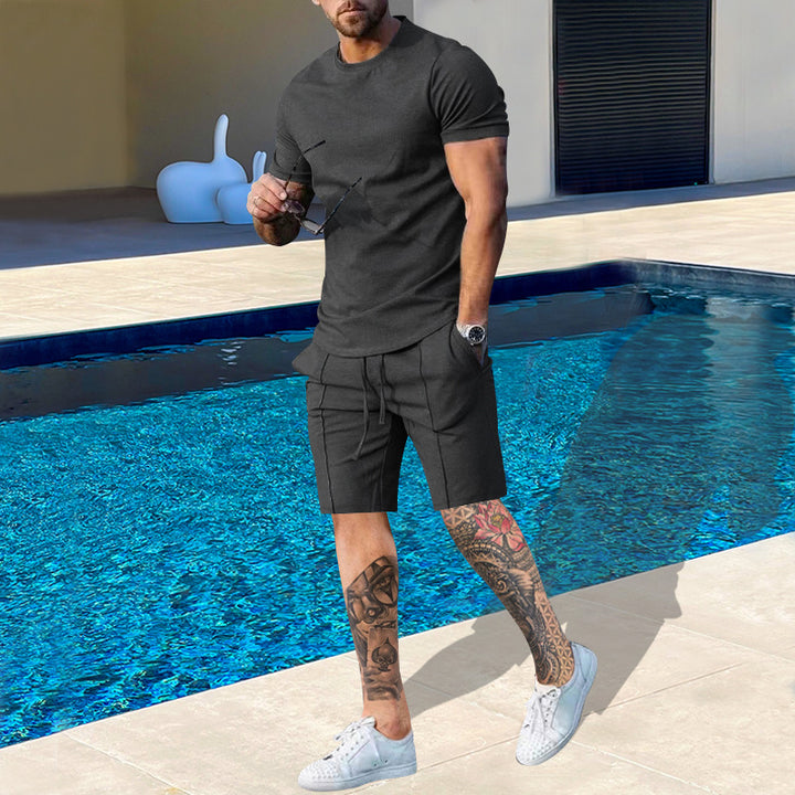 Herrer afslappet sommeroutfit bestående af overdel og shorts Stilla