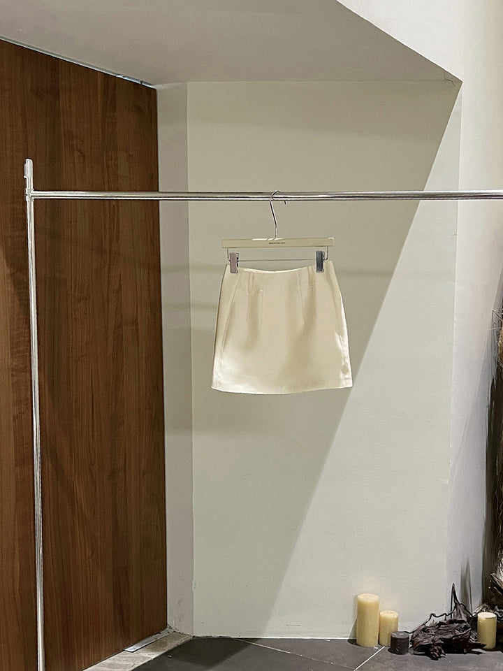 Dame elegant kort nederdel lavet af glat satin med høj talje og minimalistisk silhuet Stilla