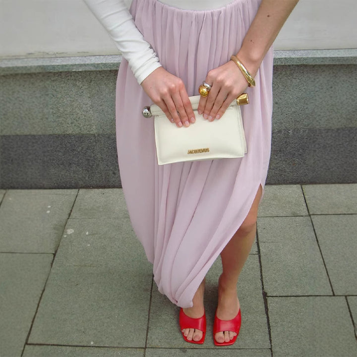 Dame maxikjole med asymmetrisk design og elegant indpakningstop Stilla