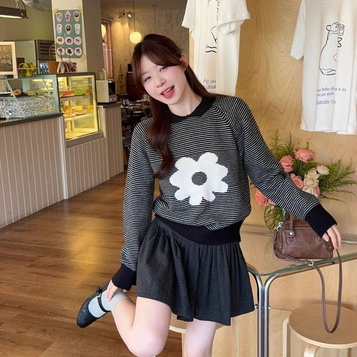 Kvinders stribede sweater med blomstertilbehør og afslappet snit
