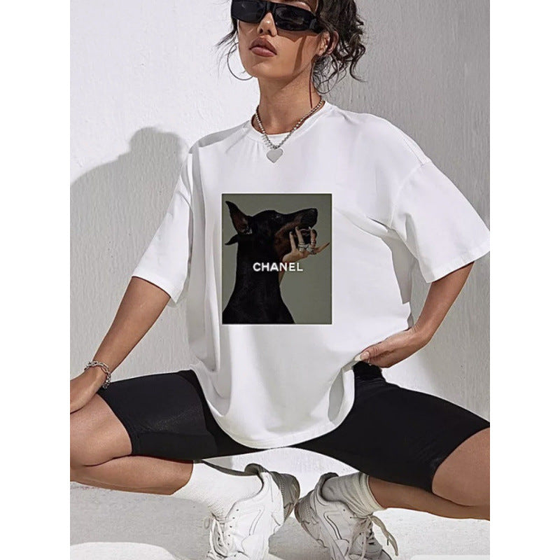 Dame T-shirt med kunstnerisk hundetryk og afslappet oversized pasform Stilla