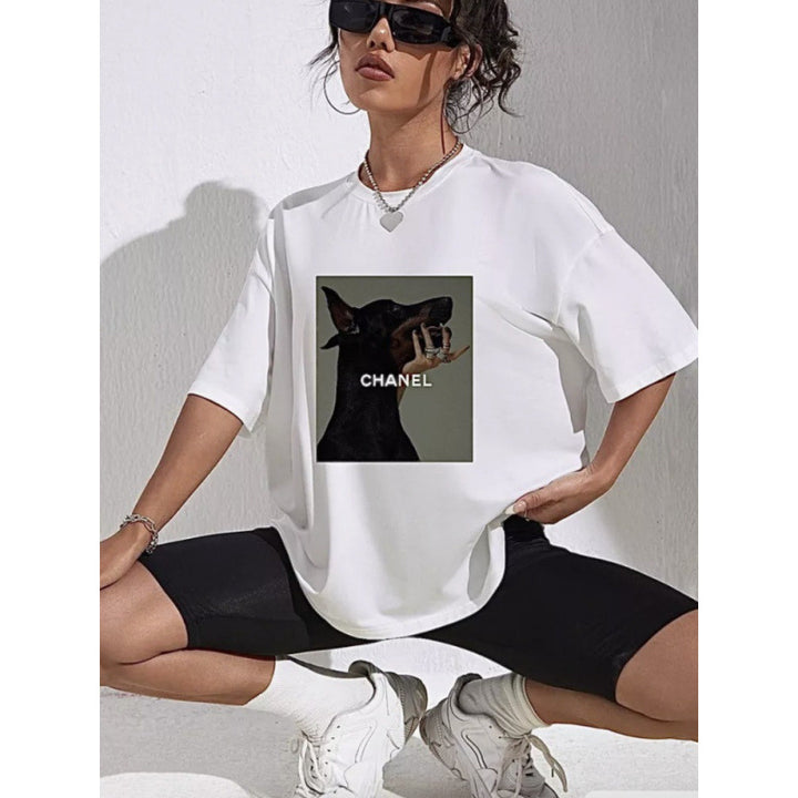 Dame T-shirt med kunstnerisk hundetryk og afslappet oversized pasform Stilla