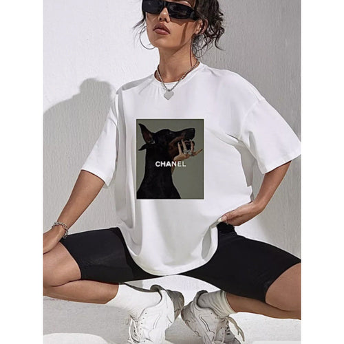 Dame T-shirt med kunstnerisk hundetryk og afslappet oversized pasform Stilla