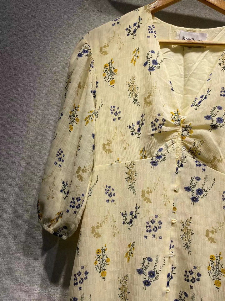 Dame sommerkjole med feminine flæse detaljer og fint blomstermønster Stilla