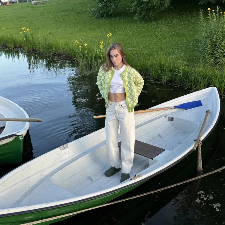Kvinders cardigan med blomster mønster og farverige knapper Stilla