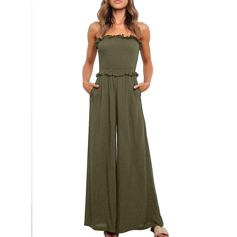 Dame bærer løs jumpsuit med bred ben og flæse kant Stilla