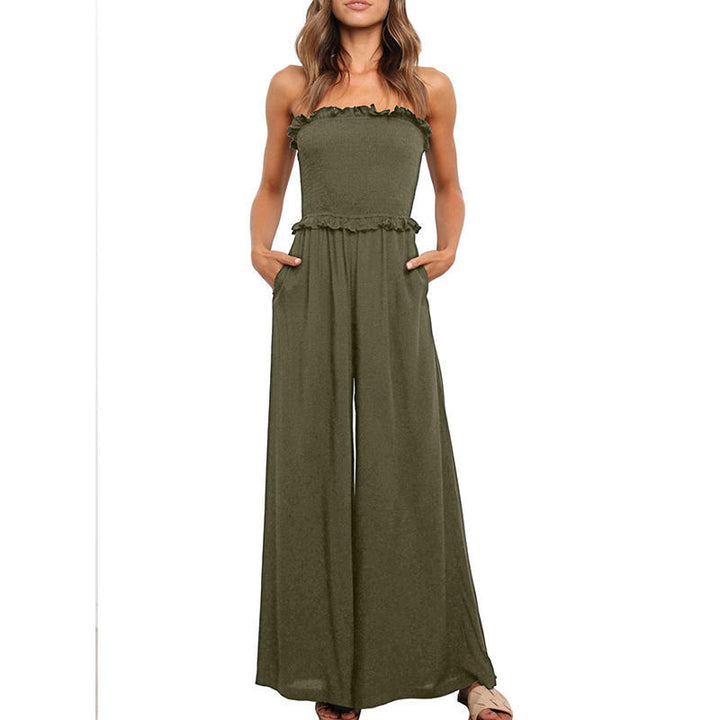 Dame bærer løs jumpsuit med bred ben og flæse kant Stilla