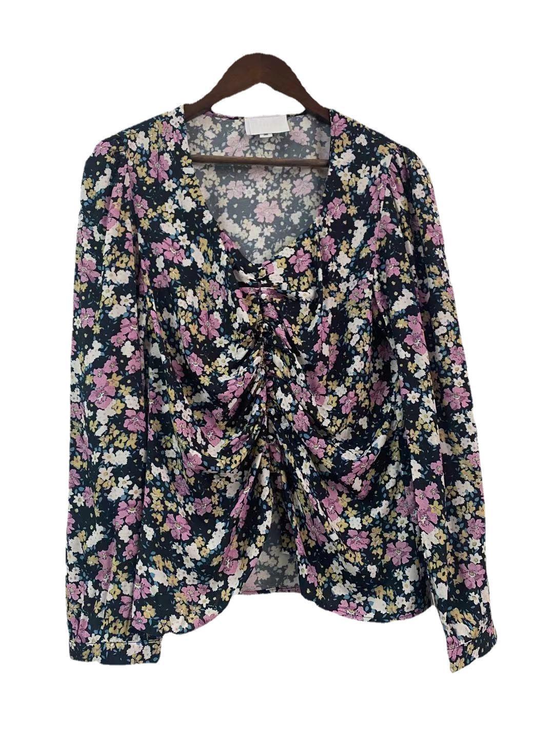 Damebluse med voluminøse ærmer og blomsterdesign Stilla