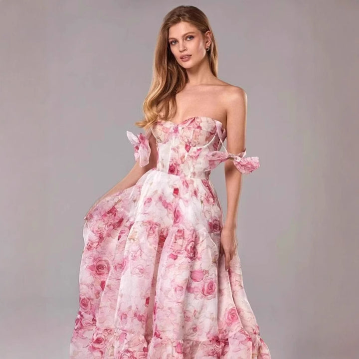 Kvinder Elegant Maxi Kjole med Blomsterdetaljer og Rynkede Stropper Skovae