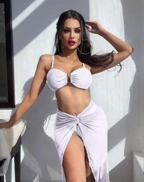 Dame bikini-sæt med fashionabel viklesarong og elegant top Stilla