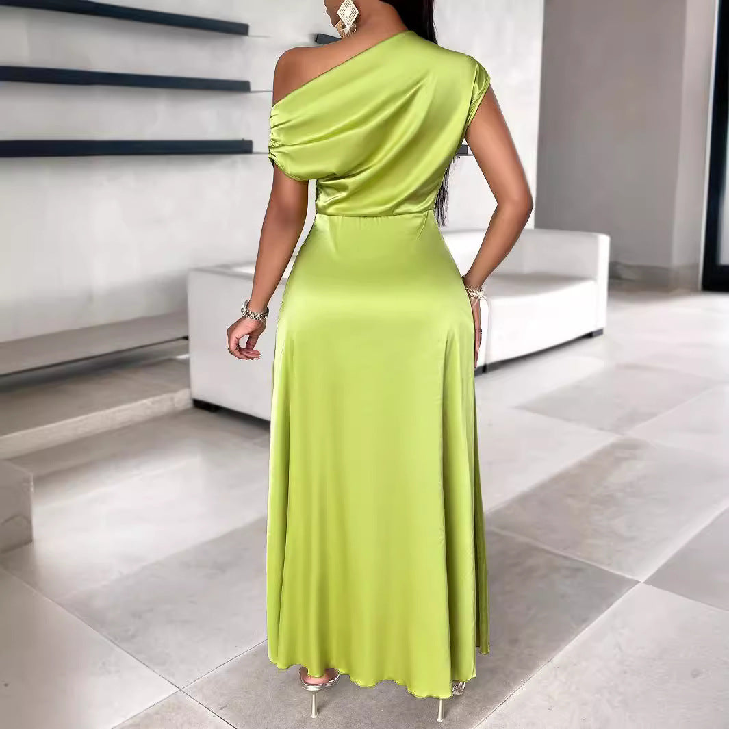 Dame asymmetrisk maxikjole med elegant one-shoulder design og flydende stof Stilla