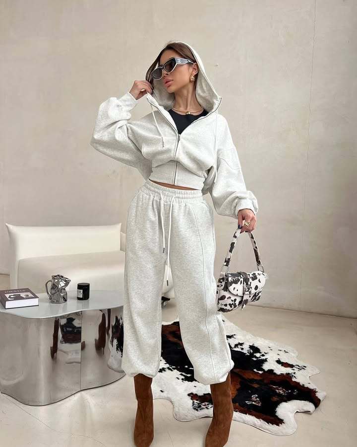 Kvinders afslappede og fashionable fritidssæt med cropped hoodie og brede bukser Skovae