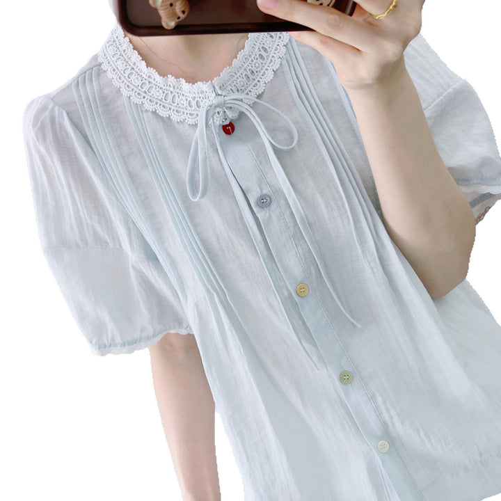 Dame Legende designet bluse med spidsekrave og dekorative knapper Stilla