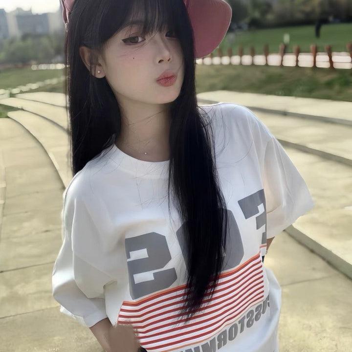 Dame Oversized T-shirt med sporty grafisk design og urban flair Stilla