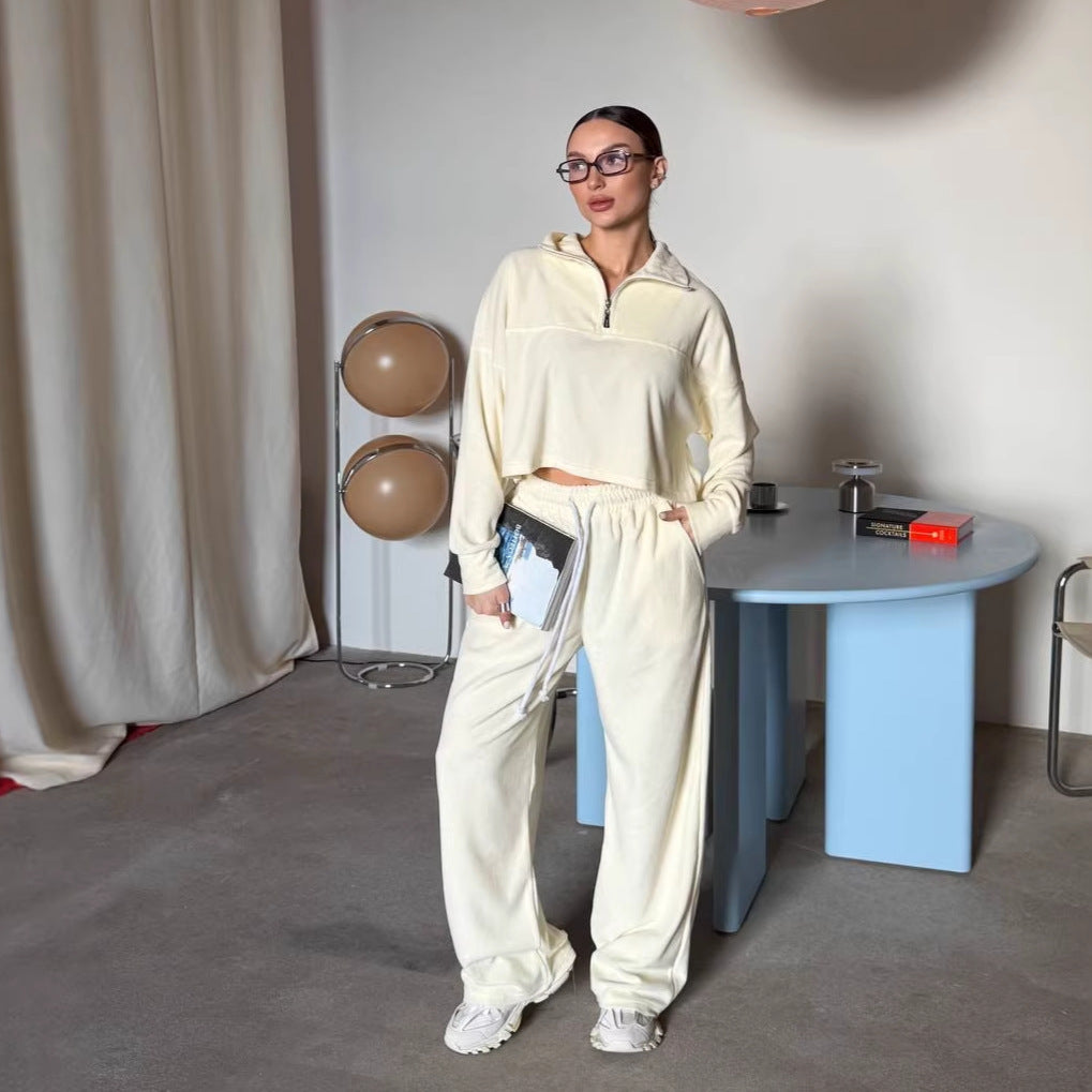 Kvindernes cropped sweatshirt med halvmeter lynlås og brede bukser Skovae