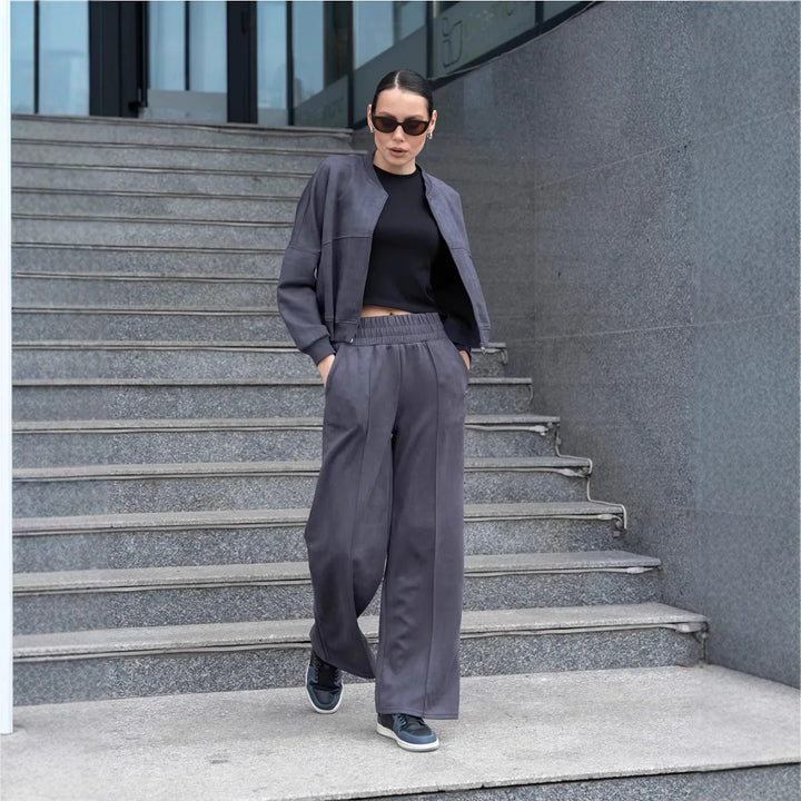 Kvindernes stilfulde fritidssæt med cropped top og løs pasform