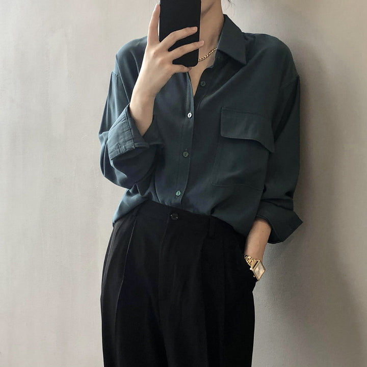 Dame satin bluse med minimalistiske detaljer og praktisk brystlomme Stilla
