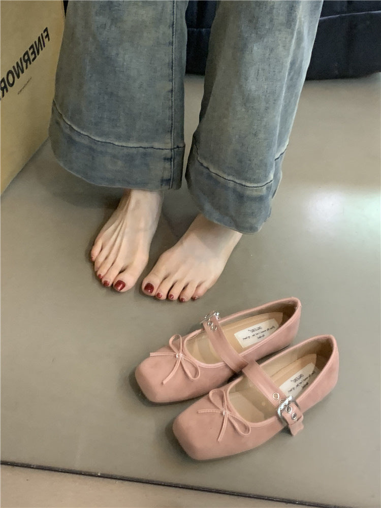 Dame ballerinas med justerbar rem og moderne sløjfedetalje Stilla