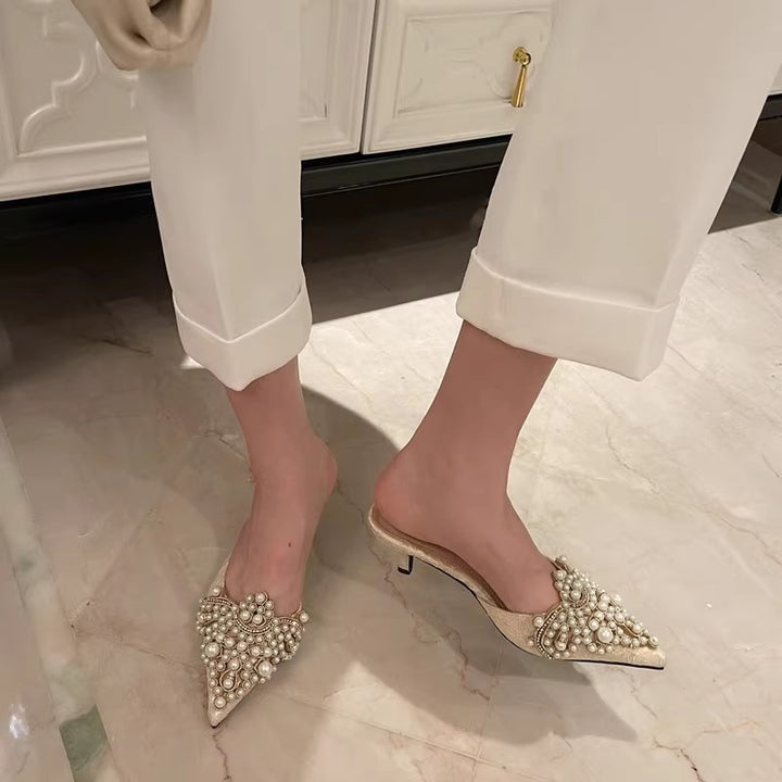 Dame spidssko med elegante perleapplikationer Stilla