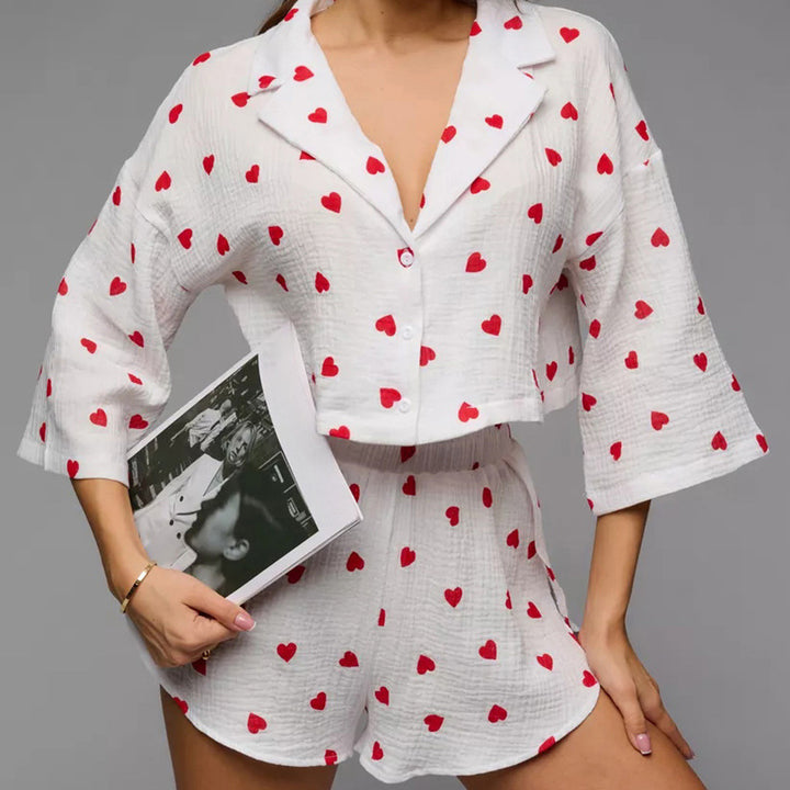 Dame hyggeligt pyjamasæt med hjerteprint og moderne volangdetaljer Stilla
