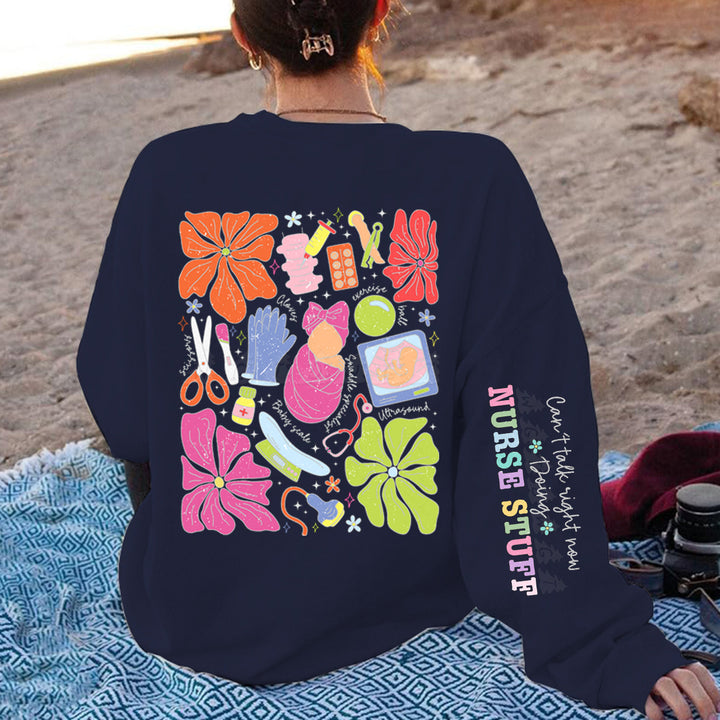Kvinders hoodie med farverigt grafisk design og originalt plejemotiv Stilla