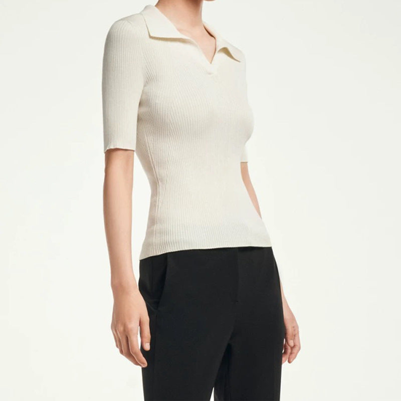 Dame elegant poloshirt med struktureret ribdesign og moderne V-udskæring Stilla