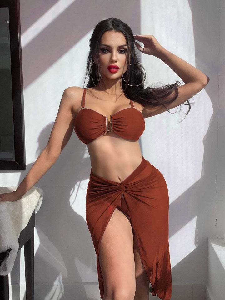 Dame bikini-sæt med fashionabel viklesarong og elegant top Stilla