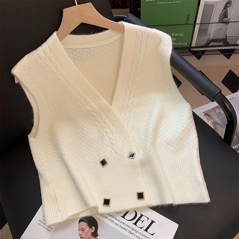 Dame strikket vest med moderne kabelmønster og elegante knapdetaljer Stilla