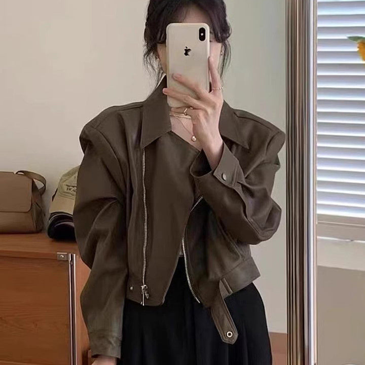 Kvinders Cropped Læderjakke i Stilfuld Biker Design med Asymmetrisk Lynlås og Bløde Materialer