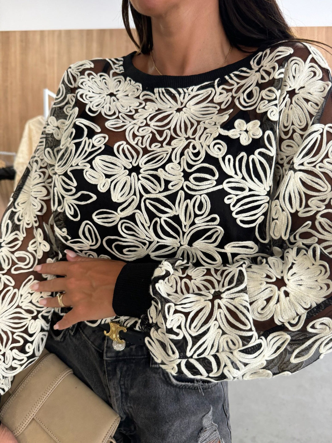 Dame broderet bluse med gennemsigtige ærmer Stilla