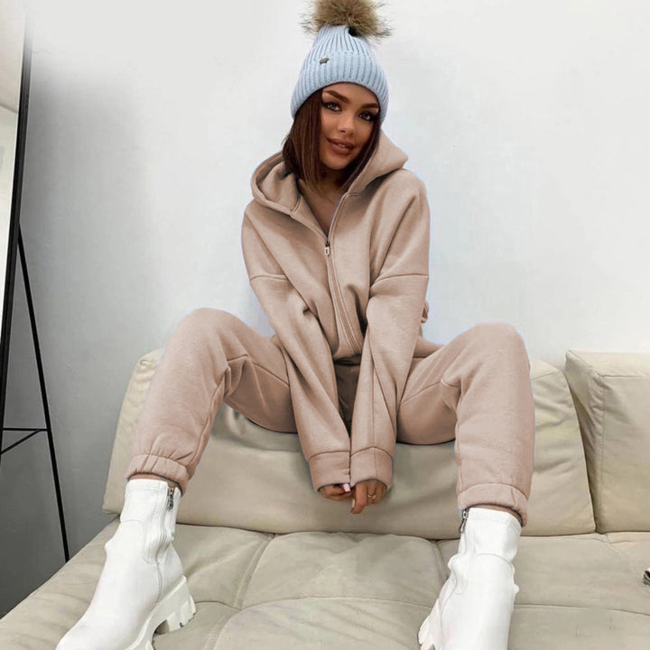 Kvinders hætte jumpsuit lavet af fleece af høj kvalitet med praktisk lynlås og elastisk talje Skovae