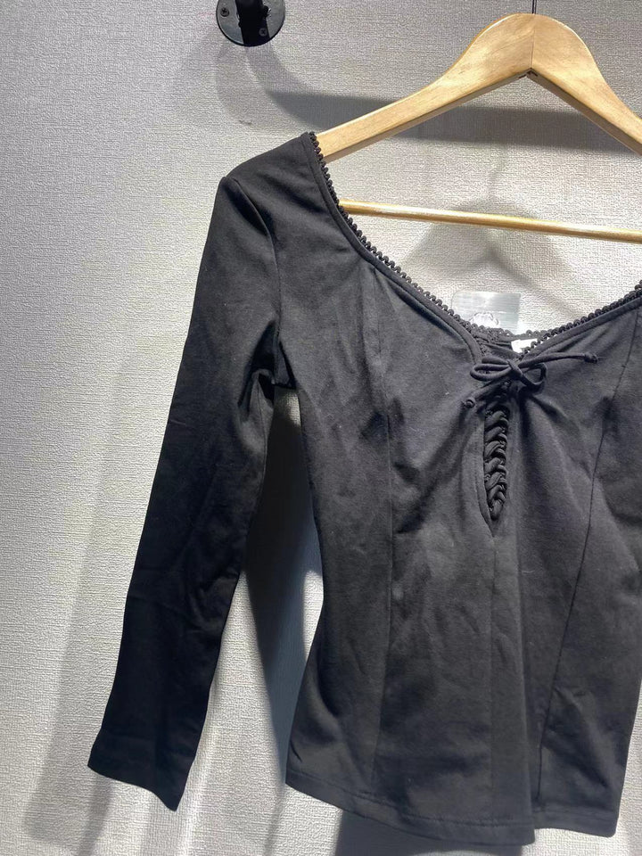 Dame Langærmet top med kunstnerisk snørredesign og fin hækleafslutning Stilla