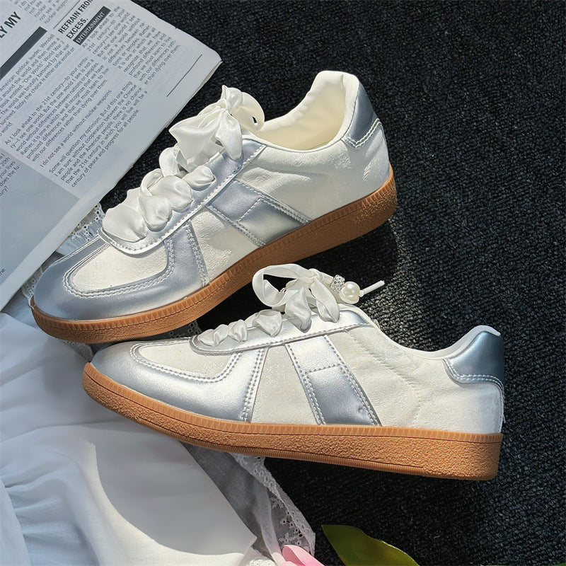 Dame sneakers med elegante satin snørebånd og moderne metallic overflade Stilla