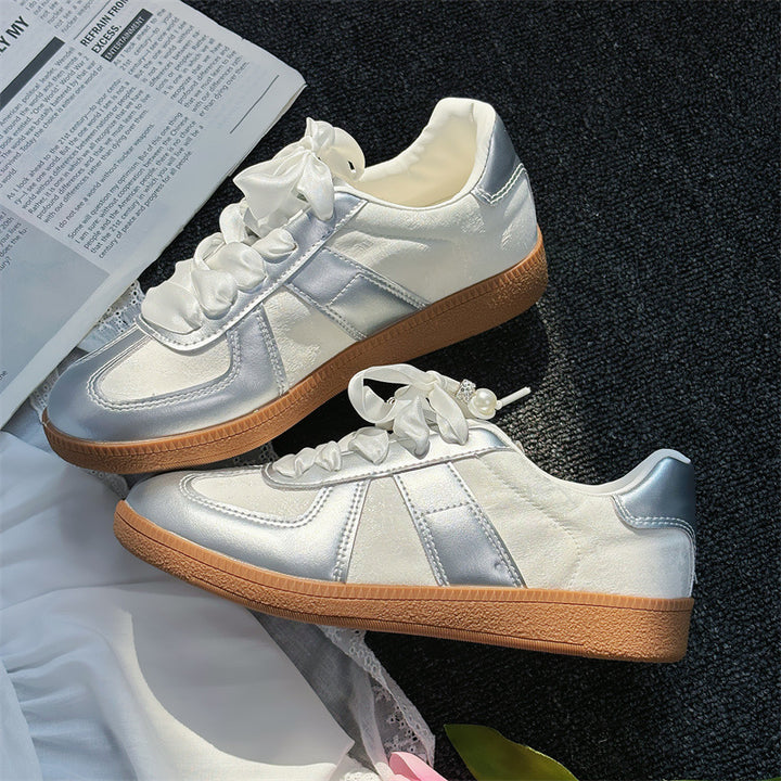 Dame sneakers med elegante satin snørebånd og moderne metallic overflade Stilla