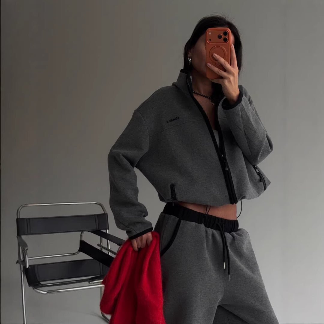 Kvinders komfortable cropped hoodie med høj krave og afslappede joggers Stilla