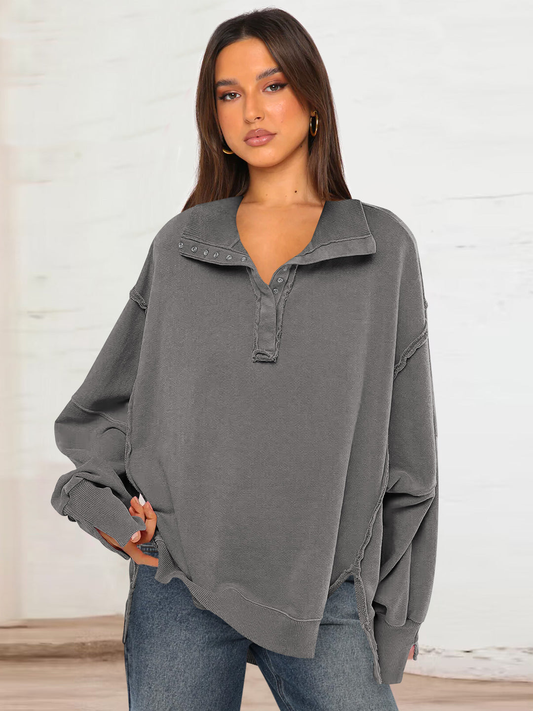 Dame afslappet oversized pullover med knaplukning og ufuldendte sømme Stilla