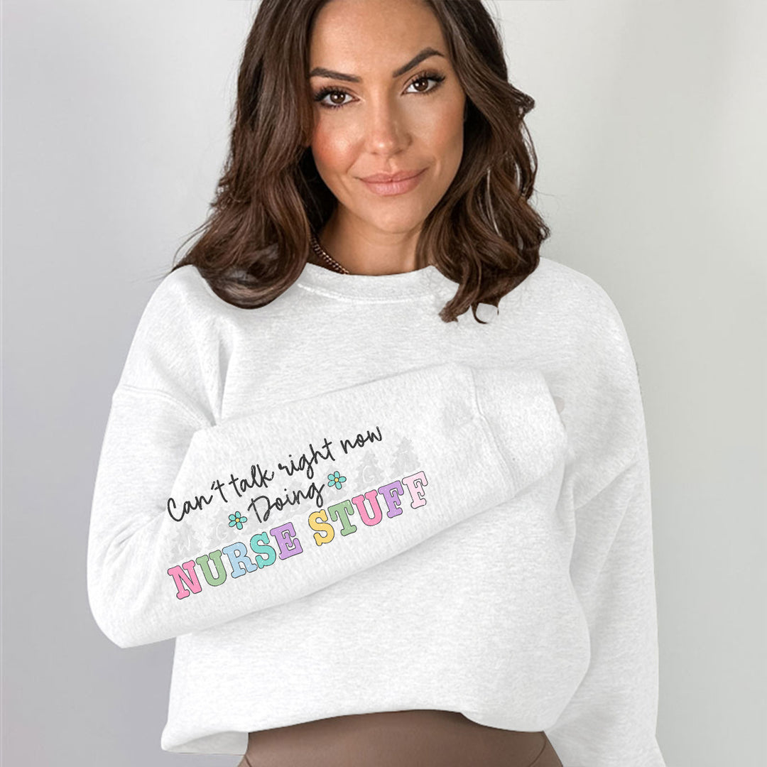 Kvinders hoodie med farverigt grafisk design og originalt plejemotiv Stilla